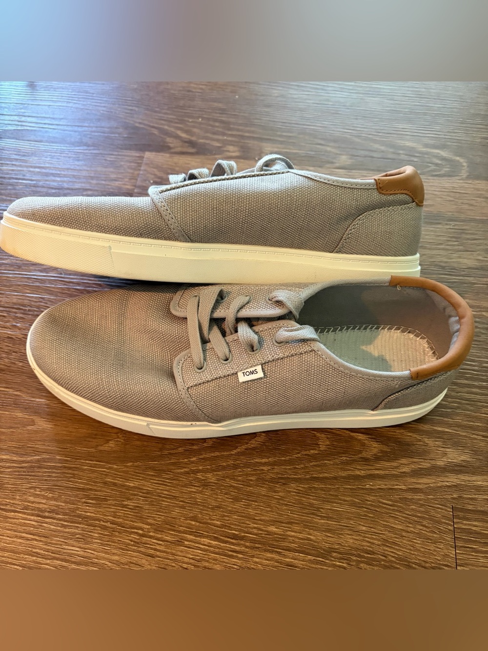 TOMS Men's Casual Lace-Up Sneaker 
Size 11
*shoe inserts missing-
